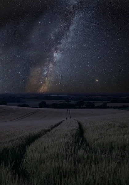 Impressionante Vibrante Láctea Imagem Composta Sobre Paisagem Campo Trigo — Fotografia de Stock