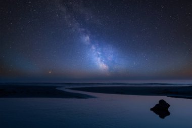 Canlı Samanyolu kompozit görüntü düşük tide Beach peyzaj üzerinde çarpıcı