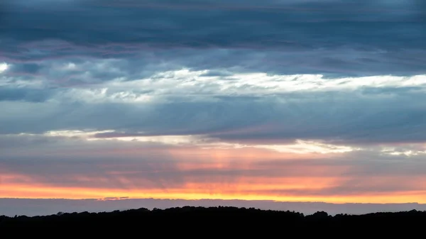 Mooie Zomer Zonsondergang Hemel Met Kleurrijke Levendige Wolkenformaties — Stockfoto