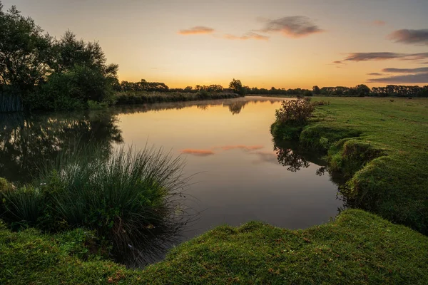 レッチレード テムズ英国コッツウォルズの田園地帯でのテムズ川の美しい日の出の風景画像 — ストック写真