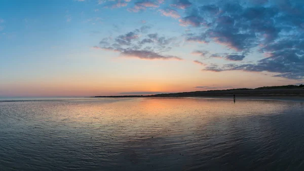 Mooie Kleurrijke Zonsondergang Zomer Strand Landschap Met Prachtige Hemel Kleuren — Stockfoto