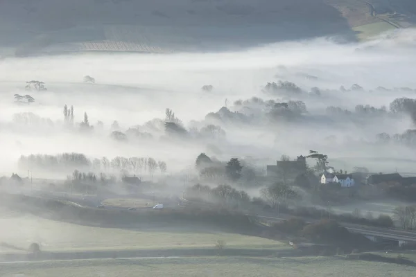 Beautiful Foggy English Countryside Landscape Sunrise Winter Layers Rolling Fields — Stock Photo, Image
