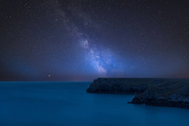 Manzara Barafundle Bay Wales Pembrokeshire kıyısında üzerinden Canlı Samanyolu kompozit görüntü çarpıcı