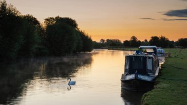 Lechlade-on-Thames İngilizce Cotswolds kırsal kesimde, Thames Nehri'nin güzel gündoğumu Peyzaj görüntüsü