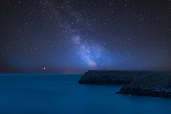 Impressionante Vibrante Láctea Imagem Composta Sobre Paisagem Barafundle Bay Costa — Fotografia de Stock