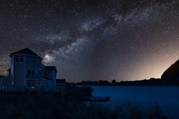 Красивое Ночное Небо Астрофотография Пейзаж Звезды Над Неподвижным Озером — стоковое фото