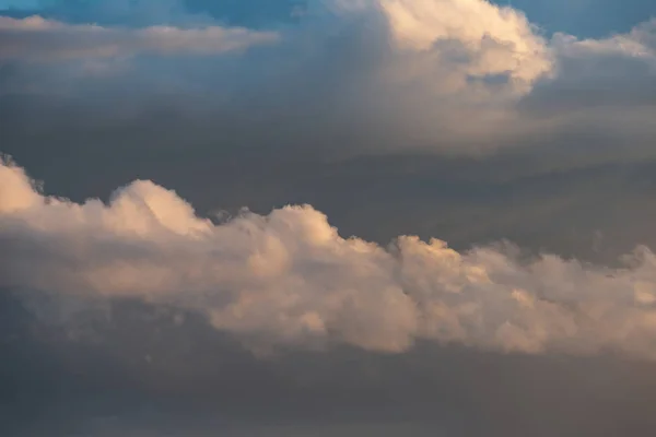 Splendida Tempesta Cumulonimbus Formazioni Nuvole Pioggia Nel Cielo Tramonto Estivo — Foto Stock