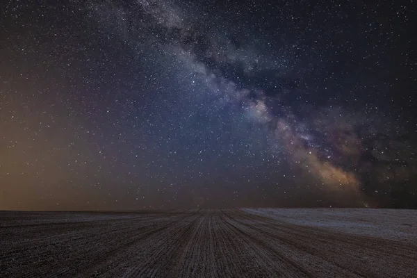 Потрясающее Яркое Композитное Изображение Млечного Пути Над Ландшафтом Возделываемого Поля — стоковое фото