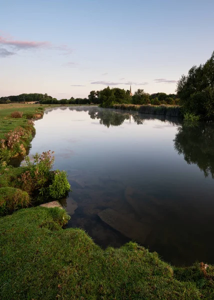英国科茨沃尔德农村 Lechlade 泰晤士河的美丽日出景观形象 — 图库照片