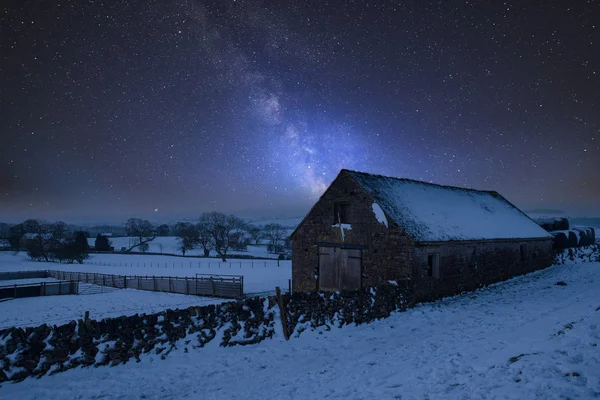 Wspaniałe Żywy Obraz Kompozytowy Mlecznej Krajobraz Śniegu Objętych Stodoła Peak — Zdjęcie stockowe