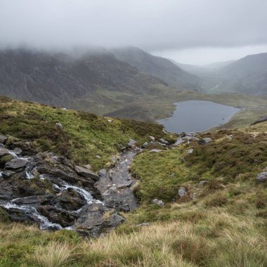 Moody manzara suretinde Llyn Idwal Glyders dağ aralığında ağır yağış sonbaharda Snowdonia içinde