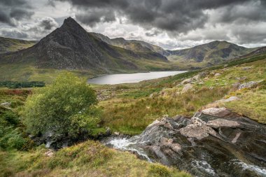 Stream Llyn Ogwen sırasında arka planda Tryfan doğru akan erken sonbahar Snowdonia içinde yakınındaki güzel manzara resim