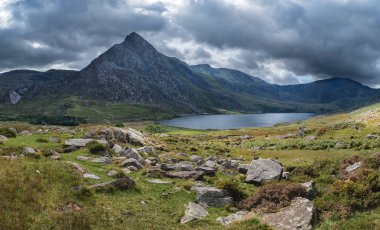 Arka planda erken sonbahar sırasında Snowdonia içinde Llyn Ogwen Tryfan ile çevresindeki kırsal güzel panoramik manzara görüntüsü