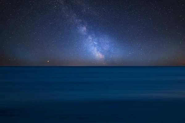 Wspaniałe Żywy Obraz Kompozytowy Mlecznej Krajobraz Długo Ekspozycji Ocean Spokojny — Zdjęcie stockowe