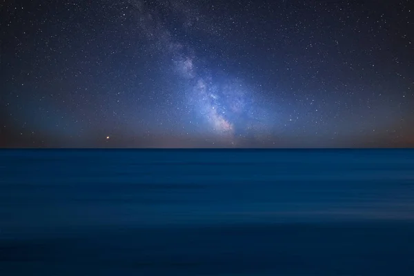 Impresionante Vibrante Vía Láctea Imagen Compuesta Sobre Paisaje Larga Exposición — Foto de Stock