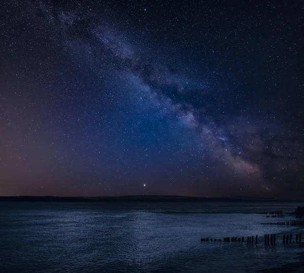 Impressionante Vibrante Láctea Imagem Composta Sobre Paisagem Belo Mar Olhando — Fotografia de Stock