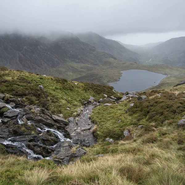 Humeurig Landschap Foto Van Llyn Idwal Glyders Bergketen Snowdonia Tijdens — Stockfoto