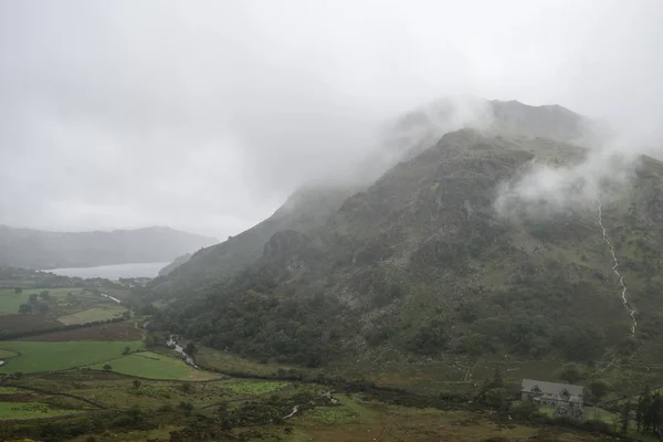 Landscape Image Low Cloud Hanging Snowdonia Mountain Range Heavy Rainfall — Stock Photo, Image