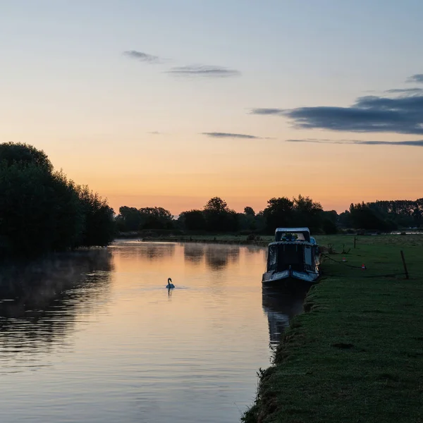 Lechlade Thames Ngilizce Cotswolds Kırsalında Kuğu Puslu Nehri Nde Yavaş — Stok fotoğraf