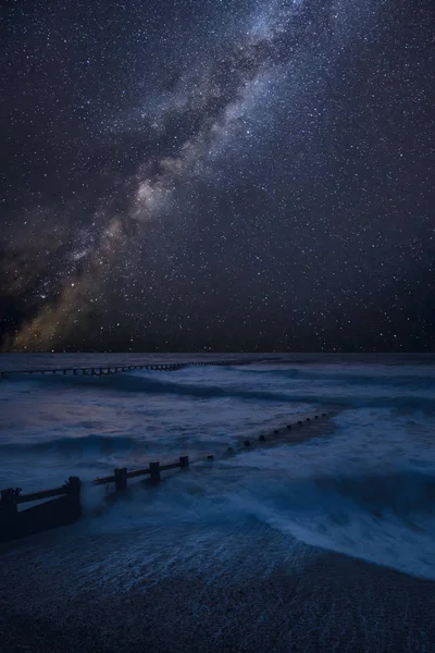 Stunning Vibrant Milky Way Composite Image Landscape Waves Crashing Beach — Stock Photo, Image