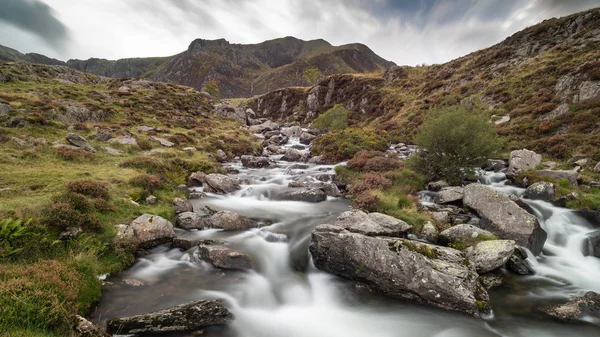 秋季斯诺登尼亚 Llyn Ogwen Llyn Idwal 附近河流的景观意象 — 图库照片