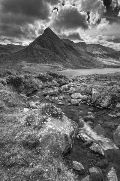 秋初斯诺登尼亚 Llyn Ogwen 周边乡村景观的优美形象 — 图库照片