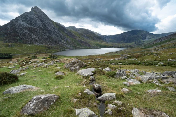 秋初斯诺登尼亚 Llyn Ogwen 周边乡村景观的优美形象 — 图库照片