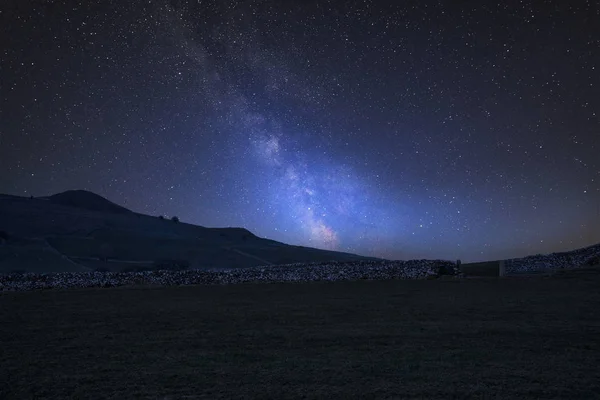 Impressionante Vibrante Láctea Imagem Composta Sobre Paisagem Peak District Paisagem — Fotografia de Stock