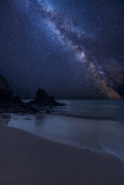 Manzara Barafundle Bay Wales Pembrokeshire kıyısında üzerinden Canlı Samanyolu kompozit görüntü çarpıcı