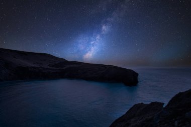 Canlı Samanyolu kompozit görüntü kayalık sahil peyzaj üzerinde çarpıcı