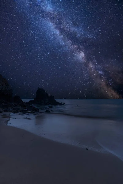 Impressionante Vibrante Láctea Imagem Composta Sobre Paisagem Barafundle Bay Costa — Fotografia de Stock