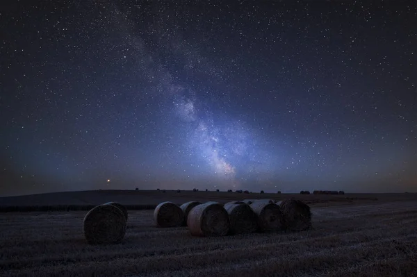 Atemberaubende Lebendige Milchstraße Zusammengesetzte Bild Über Landschaft Von Schönen Heuballen — Stockfoto