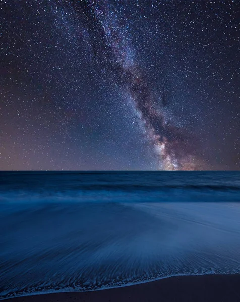 Impressionante Vibrante Láctea Imagem Composta Sobre Paisagem Praia Exposição Longa — Fotografia de Stock