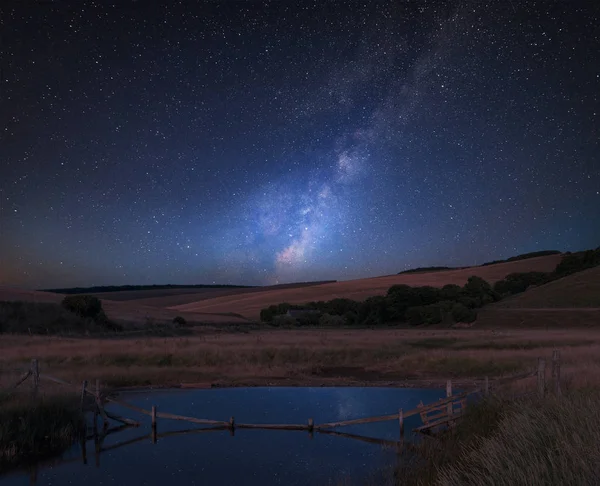 Impressionante Vibrante Láctea Imagem Composta Sobre Paisagem Campo Inglês — Fotografia de Stock