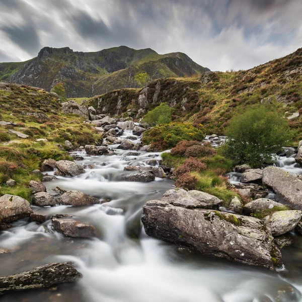 Imagem Paisagem Rio Que Desce Serra Perto Llyn Ogwen Llyn — Fotografia de Stock