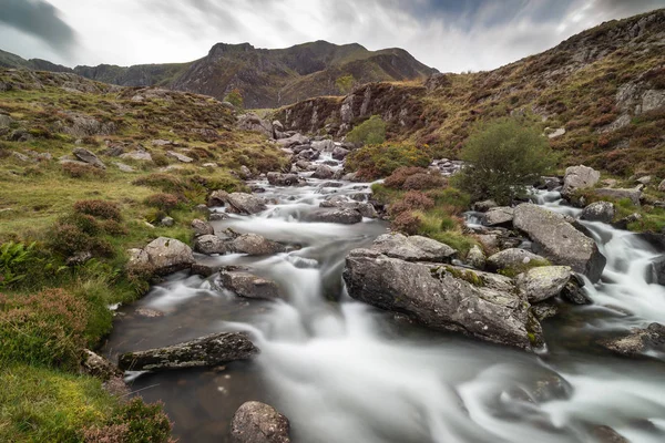 Landskapet Bilden Floden Rinner Ner Bergskedja Nära Llyn Ogwen Och — Stockfoto