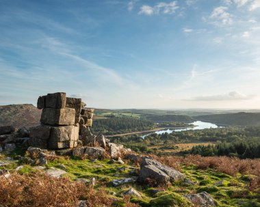 Deri Tor Burrator rezervuar Dartmoor Milli Parkı'nda doğru görünümünden güzel sonbahar günbatımı manzara görüntüsü