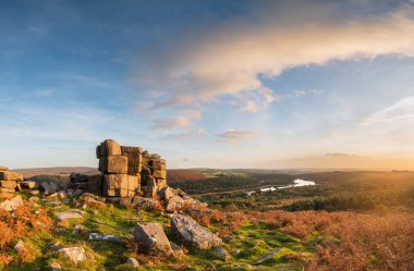 Deri Tor Burrator rezervuar Dartmoor Milli Parkı'nda doğru görünümünden güzel sonbahar günbatımı manzara görüntüsü