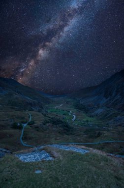Güzel moody manzara resim Nant yiğit vadinin Snowdonia içinde üzerinde çarpıcı Canlı Samanyolu bileşik görüntü