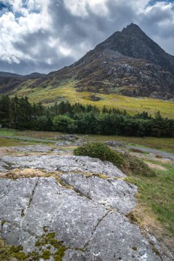 Snowdonia erken sonbahar sırasında Llyn Ogwen çevresindeki kırsal güzel manzara resmi