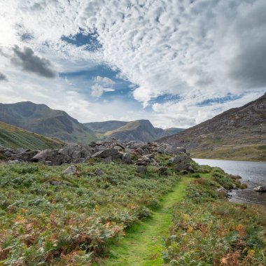 Snowdonia erken sonbahar sırasında Llyn Ogwen çevresindeki kırsal güzel manzara resmi