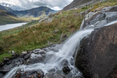 Stream Llyn Ogwen sırasında arka planda Tryfan doğru akan erken sonbahar Snowdonia içinde yakınındaki güzel manzara resim