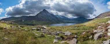 Arka planda erken sonbahar sırasında Snowdonia içinde Llyn Ogwen Tryfan ile çevresindeki kırsal güzel panoramik manzara görüntüsü