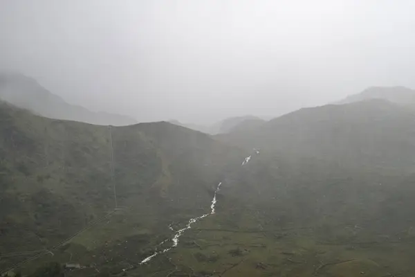Liggande Bild Låga Moln Hängande Över Snowdonia Bergskedjan Efter Kraftiga — Stockfoto