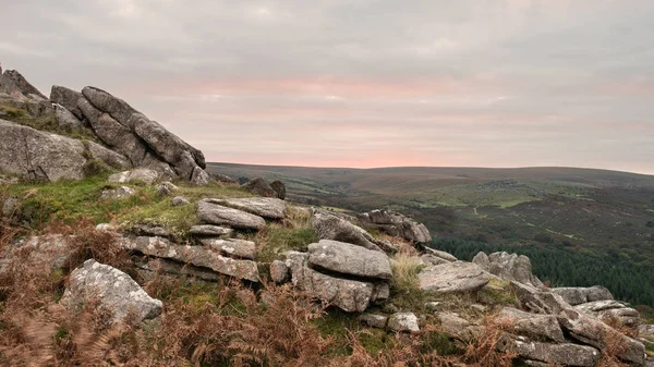 Deri Tor Burrator rezervuar Dartmoor Milli Parkı'nda doğru görünümünden güzel sonbahar günbatımı manzara görüntüsü