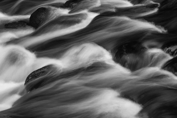 Rozmazání Obrazu Krajiny Detail Řeky Tekoucí Přes Skály Dlouhou Expozicí — Stock fotografie