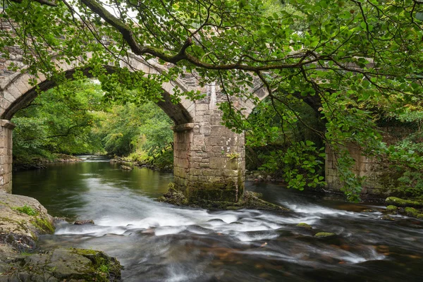 Schöne Landschaftsaufnahme Der Alten Steinbrücke Über Den Fließenden Fluss Herbst — Stockfoto