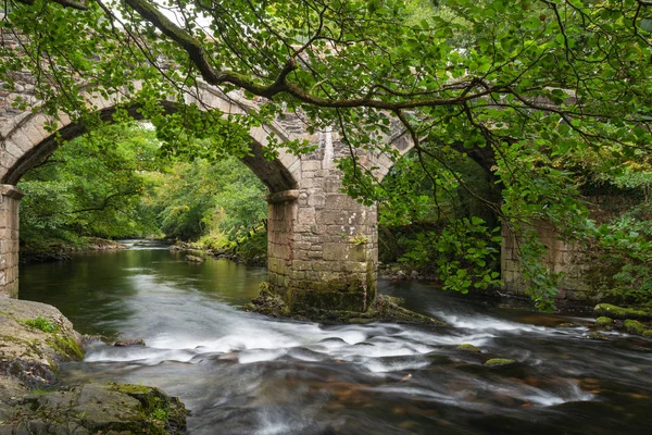 Hermosa Imagen Del Paisaje Del Viejo Puente Piedra Sobre Río — Foto de Stock