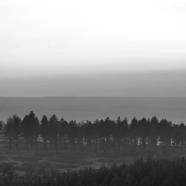 Siyah Beyaz Deri Tor Dartmoor Milli Parkı Nda Üzerinden Görünümünün — Stok fotoğraf