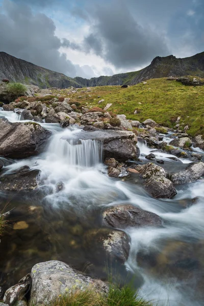 Image Paysage Rivière Coulant Vers Bas Chaîne Montagnes Près Llyn — Photo